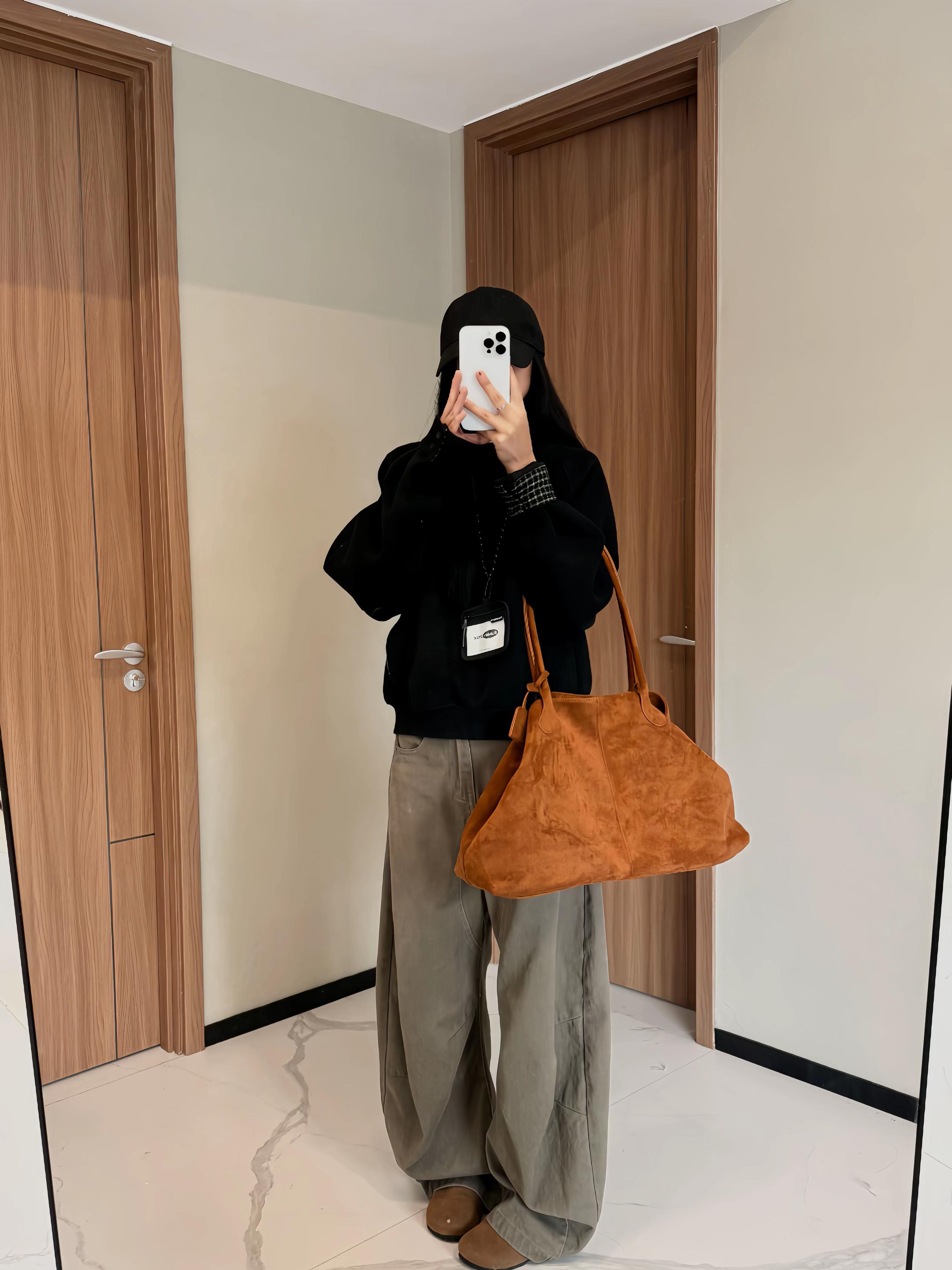 速速降温 我要穿卫衣啦。#穿搭ootd #降温穿搭主打一个时尚保暖 #无性别穿搭