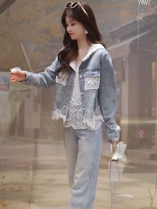 秋季时尚连帽打底衫牛仔外套显瘦长裤三件套装#时尚休闲穿搭 #减龄气质 #舒适休闲 #牛仔外套穿搭 #休闲风