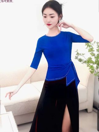 休闲感十足的春夏穿搭日记##遮肚子设计感显瘦...#现代舞练功服时尚烫钻桃心领中袖成人女上衣#绑带式古典舞蹈服新款#谁穿谁好看特别有女人味 @抖加🔥上热门🔥dou+🔥热点宝