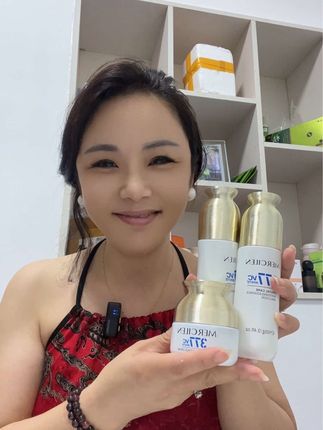 姐妹们,天气凉快了,记得一定要保护好皮肤,赶紧去下单,377美白水乳精华三件套。#国货之光 #好皮肤养出来 #我们一起变漂亮 谢谢大家🙏🙏🙏