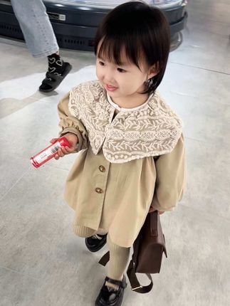 生活中的疲惫无处不在,可是看见你快乐又自信的模样,却又心甘情愿被家庭困住,也让妈妈的陪伴有了意义。#我的女孩#萌娃穿搭 #生个女儿就要这样穿 #儿童风衣 #秋冬穿搭