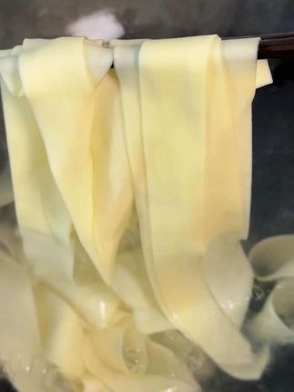 贵州特产大宽面,要是别的面条吃腻了,可以试试这个大宽面,又薄又软又爽滑,特别好吃#贵州特产 #大宽面 #裤带面