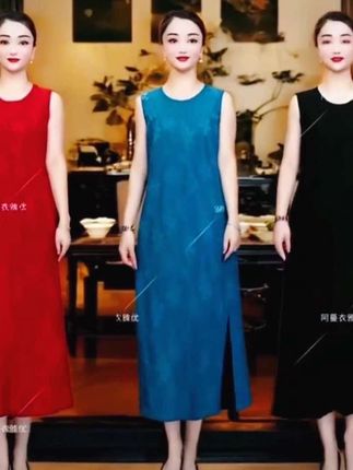 夏日必备的时尚单品来啦!【衣雅严选】1294-303夏季新品时尚提花刺绣背心裙惊艳登场。 ,这款背心裙采用南韩软纱加暗纹提花面料,柔软舒适,抖抖垂垂,不起皱、不掉色、不起球,弹力超大。上面的提花刺绣工艺精湛,兰花图案栩栩如生,高雅又大气。 ,宽松版型超级遮肉显瘦,大码可穿到180斤,裙长约108公分,显腿长效果一绝。宽肩带设计,不暴露且能巧妙隐藏副乳,胸大胸小都能轻松驾驭。 ,无论是日常出行、逛街购物还是与朋友聚会,它都是绝佳选择,让你轻松成为焦点,散发迷人魅力。 ,#衣雅严选 #1294-303 #夏季新品 #提花刺绣背心裙