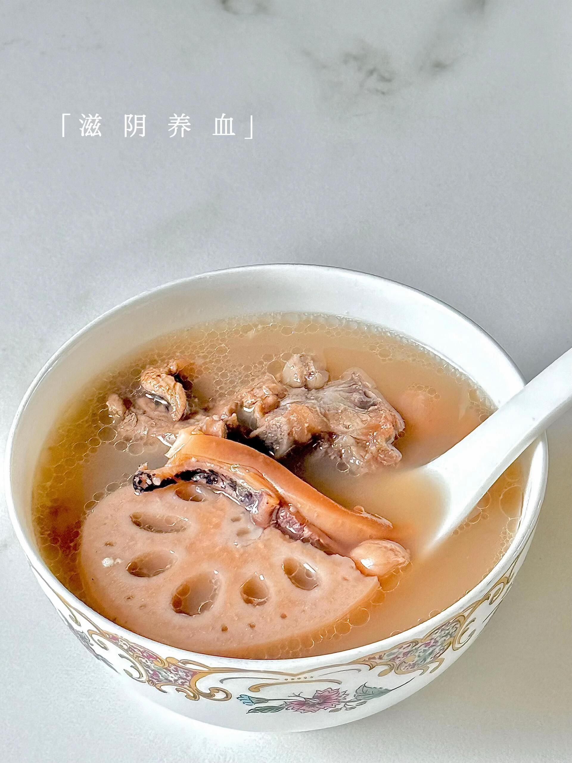 体虚、贫血一定要试试墨鱼莲藕花生汤!墨鱼有滋阴养血,补肾益精的功效,所以很适合体虚,贫血或者产后乳汁不够的女性喝。 #养生煲汤 #食疗#养生吃出好气色 #补血好物