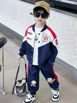 家里有小王子的看过来,这套奥特曼男童春秋季套装简直帅炸了,经典的奥特曼元素让整套衣服充满了潮流感,快给你家的小帅哥安排一套吧!#高品质童装 #棒球服 #男童套装 #潮酷男孩 #潮童穿搭