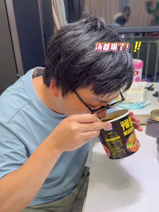 豫道黑金版酸辣粉简直绝了!酸辣味道超级浓郁,一口就上瘾。粉条特别爽滑劲道,吃起来超过瘾!#酸辣粉 #妈呀太香了 #嗦粉 #无线回购的宝藏单品 #深夜放毒