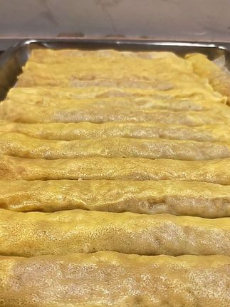 来吧!热卷尖又下笼了。今天又是临时加锅。咱家的卷实是猪后腿,鲜瘦肉配着葱,姜,红薯粉芡拌制而成的肉馅,外面是鸡蛋加少许玉米淀粉摊的皮。想吃的来找我吧,下面小黄车可以直接拍哦