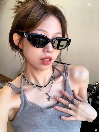 一眼爱了!黑色猫眼墨镜🕶️好酷炫!!#墨镜一戴谁也不爱 #墨镜推荐 #修饰脸型 #墨镜 #猫眼墨镜