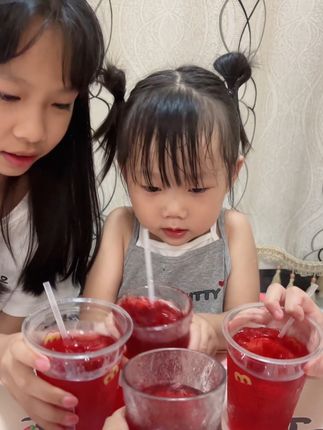 刚刚从体育场玩回来,女儿买了两盒冰块,我们一起泡杨梅汁喝,它的口感是那种酸酸甜甜冰冰凉凉的,喝起来简直不要太爽了!看了以下它的配料表,果汁含量大于百分之六十十倍浓缩,如果你家孩子也爱喝碳酸饮料的,你就给她试试这个杨梅汁#小吃货的日常 #一杯饮料的快乐 #杨梅汁饮料 #萌宝小吃货