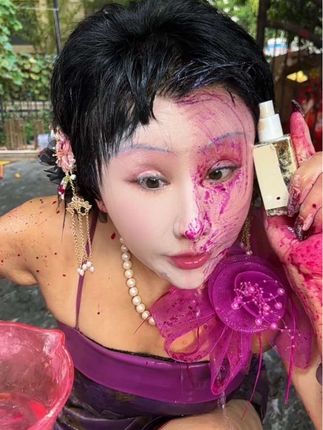 咱们这一款粉底液,它是一个抗皱、淡化细纹、紧致皮肤。24小时不脱妆的粉底液。皮肤白。皮肤细腻。建议拍象牙白。皮肤黄,皮肤黑。或者有斑斑点点,建议拍自然色。涂上我们的。皮肤上5分钟形成一种油膜。非常紧致,抗皱。不脱妆#不脱妆粉底液防水防汗 #不脱妆