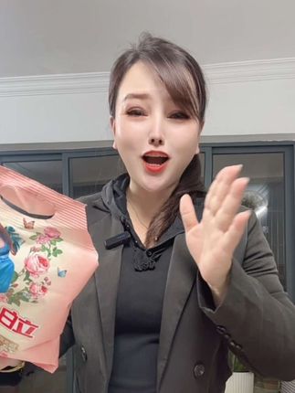 我都不喷香水,我都是用这个香氛洗衣粉立白的大师香氛持久留香洗衣粉。洗完的衣服穿着香喷喷的#非常划算