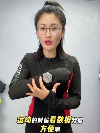 修身短款 预留手表口 外搭内穿都好看 #susu#运动外套#运动健身