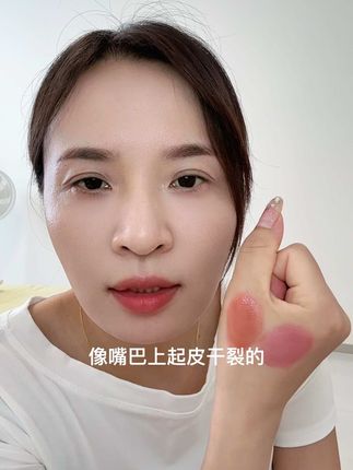 涂口红容易起皮的姐妹们,可以试试这款变色润唇膏,它可以根据自己的温度变色,水润水润#神仙唇釉 #女生必备