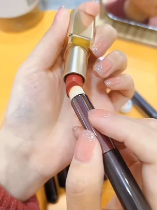 姐妹们,涂口红一定用这个唇刷,涂出来的口红均匀又自然,特别好看!#口红刷 #唇刷 #化妆 #化妆刷 #涂口红