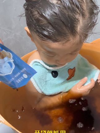 三伏天到了,孩子不爱吃饭,睡觉爱蹬被子,容易冒汗,妈妈们可以试试这个三伏草本泡澡包。泡出汗真爽#药浴养生 #葵花 #依生象宝