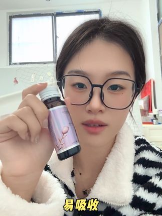 #膳颜青春#胶原蛋白肽#女性健康#护肤#女生必备,想要皮肤好胶原蛋白少不了,如果你经常熬夜作息不规律,导致皮肤干燥松弛纹路增多,那我建议你试试这个膳颜胶原蛋白肽