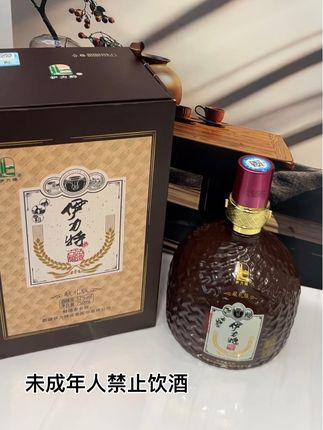 伊力特献礼版,新疆名酒的品质担当,古法酿造工艺加持,52度绵柔劲爽,商务送礼、自饮收藏皆相宜。#伊力特 #酒 #白酒 #新疆伊力特 #抖音推广