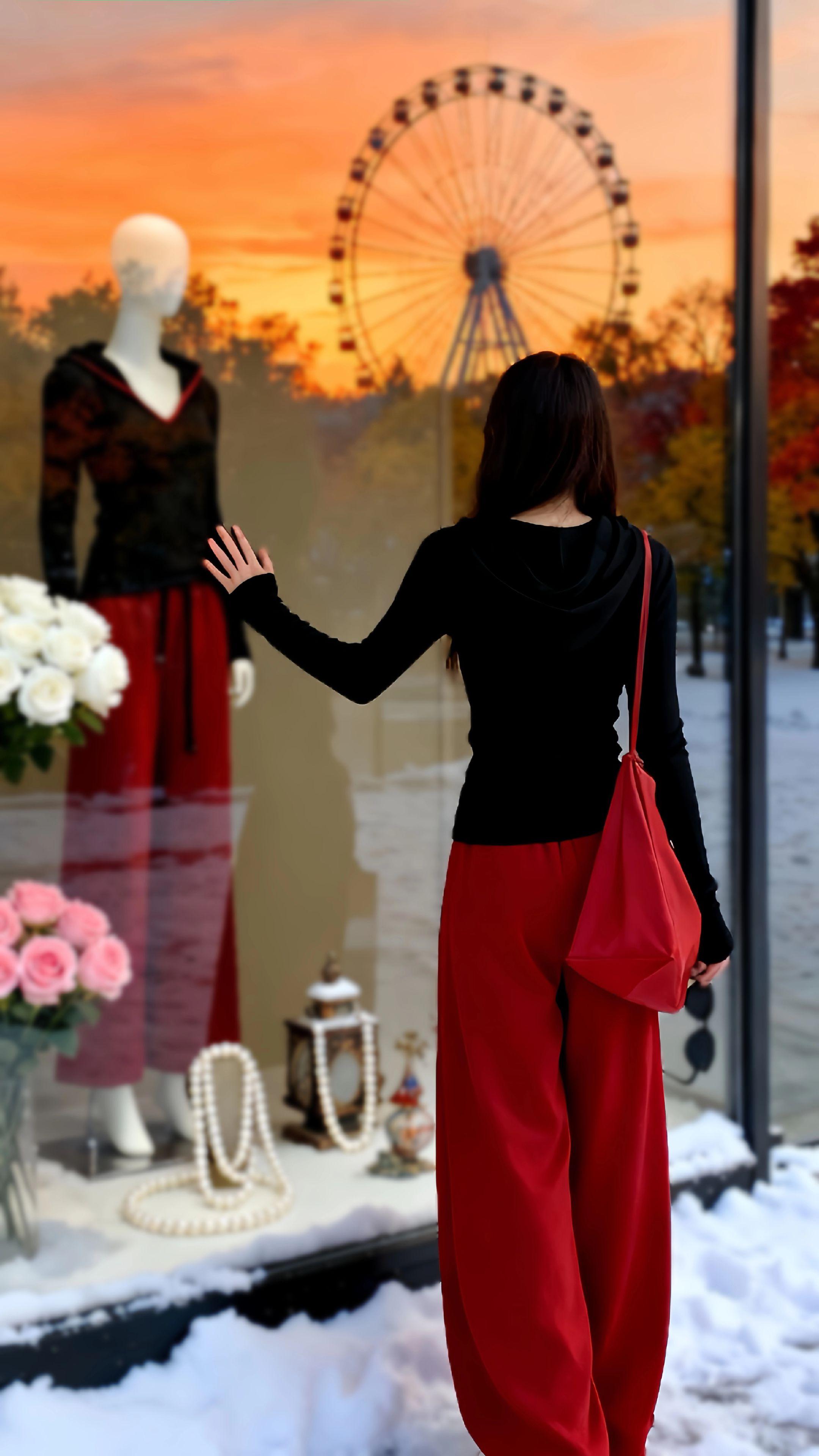 《红黑之间,我找到了自己的节奏》 初雪那天,陈曦在橱窗撞见另一个“自己”——黑红套装像从她灵魂里裁出的轮廓。试穿时,修身卫衣把勇气箍进骨血,阔腿裤却又容得下所有犹豫。 后来每个晨光里,她穿着它抱着猫画自己,颜料在卫衣上晕出自由的形状;也穿着它逛遍街角,红裤摆扫过落叶与雪痕。当手机镜头里的她笑出弧度,才懂这套衣服的魔力:把“想成为的样子”穿成日常,让每个平凡时刻都成了时尚秀场。 2025年的风里,无数女孩和她一样,套上这两件套,在秋与冬的缝隙里,走出独属于自己的腔调。  #把自信穿在身上 #秋季穿搭天花板#晒晒我的秋日穿搭 #身材不够穿搭来凑 #秋冬都市硬核穿搭#这也太好看了