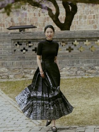 修行 “凡所有相,皆是虚妄”, 生活里,厉害的女子,恰似这句佛语的鲜活映照, 她们不拘泥于外在标签,不执着于固定形象。 面对生活的惊涛骇浪,她们既可以化身乘风破浪的强者, 凭借智慧与勇气披荆斩棘; 又能成为心怀暖阳的温柔使者,用细腻与善良抚慰他人。 在她们身上,没有被定义的模样, 只有对生活的无尽热爱与真诚。 正是这份无相的魅力, 让她们超脱于世俗的框架, 自成风景,在时光里熠熠生辉 。