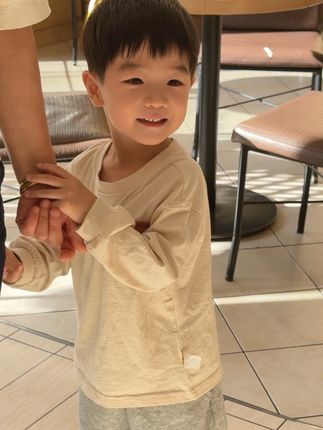 累的时候 就看看自己的孩子 不要觉得自己一事无成一无所有 她是你付出一切后得到最棒的收获 乱七八糟的生活 总会被孩子缓缓的治愈如果你的情绪 不能够用语言表达出来 那就多看看自己的孩子 她是你的光是你的软肋 是你治愈所有负面情绪的良药 #潮童穿搭 #高品质童装 #每日童装穿搭分享1