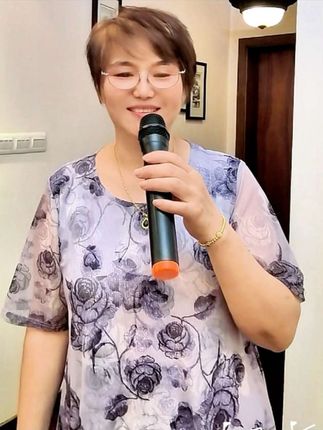 #对口型仿真无声话筒 #喜欢唱歌的看过来#想唱就唱起来放松一下自己 #唱的不好别见笑对口型 @DOU+小助手