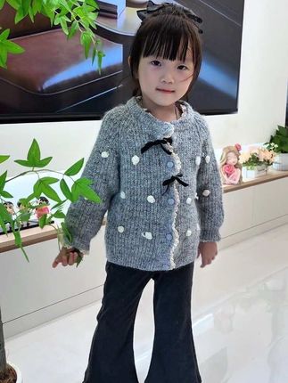 什么是爱呢 大概是把你干净的养在我身边 是妈妈最大的炫耀资本不留守不孤单你因我而来却 不是为我而来我爱你但不会以爱之名 束缚你 你是自由的你就快乐的做独一无二的那朵花吧 玫瑰也好雏菊也罢 妈妈都会做好花的人#生女儿就要这样穿 #儿童穿搭分享 #女儿穿搭 #生女儿就是用来打扮的#骗你生女儿