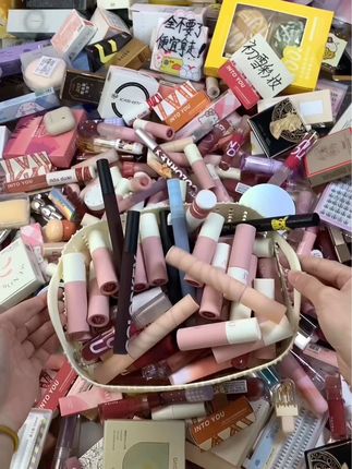赶快来咯，冲鸭！这里的化妆品也太多了吧！ 赶快来拿！早上7.30开始，速冲呀！直接全拿走！#平价彩妆 #唇釉 #粉底液 #腮红 #假睫毛