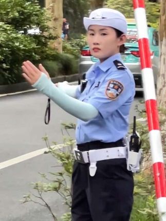 人见人爱的小狐狸警官上岗,景区路口指挥交通现场#杭州交警小姐姐 #平安守护 #动作 #00后 #执勤