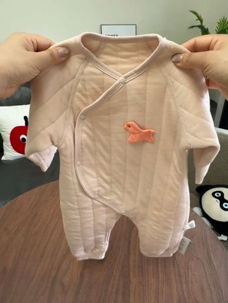 天气越来越冷了,给宝宝安排了一件加棉的连体衣,它是三层保暖的,袖口脚口都是防风的收口设计,宝宝穿着就很暖和,里外都是无骨缝制的,很适合宝宝贴身穿#好物推荐🔥 #萌宝穿搭 #高品质童装 #婴儿衣服 #保暖穿搭