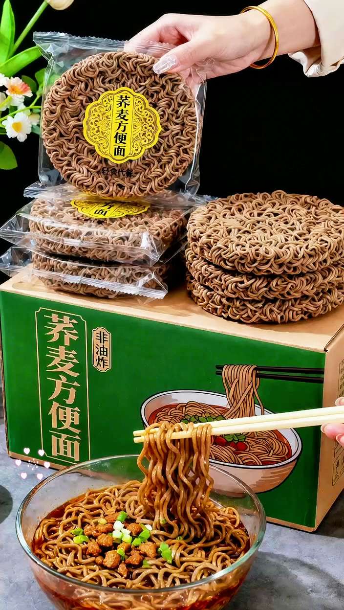 非油炸荞麦方便面!轻食党速囤 宝子们!这非油炸荞麦面太懂轻食期了!面饼是荞麦粉做的,开水泡5分钟就筋道弹牙,带着淡淡麦香,完全不像代餐。 调料包低卡没负担,拌着加黄瓜丝、卤牛肉,3分钟搞定轻食餐;想喝汤就加开水,撒把葱花鲜到跺脚。配料表干净,代餐、夜宵吃着都安心,嘴馋还不怕胖~ #非油炸荞麦面 #轻食代餐 #减脂速食 #健康泡面#太好吃了 @抖音小助手 @抖加🔥上热门🔥dou+🔥热点宝