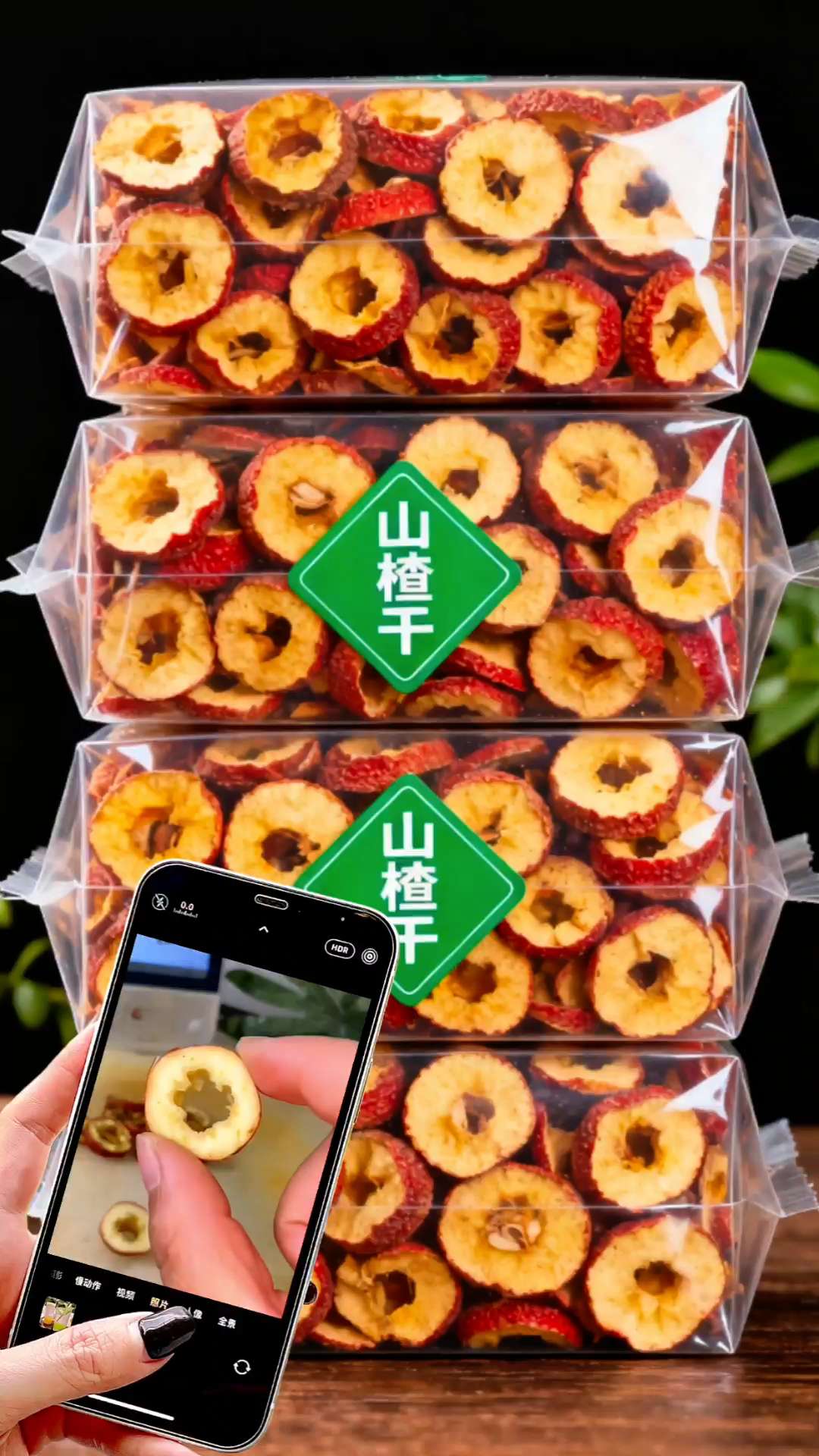 - 餐后解腻:刚吃完红烧肉、火锅的油腻感?泡上几片山楂干,酸甜茶汤入喉,肠胃瞬间清爽,积食感悄悄退散。 - 办公提神:午后犯困没精神?一杯山楂干水唤醒味蕾,酸甜滋味提振状态,比咖啡更温和,陪你高效完成工作。 - 秋冬暖身:冷天里捧一杯山楂枸杞茶,绛红色茶汤暖手暖心,酸甜中带着清香,既补水又滋养,驱散寒意与干燥。 - 家庭食疗:孩子不爱喝水、老人消化弱?煮一壶山楂苹果水,果香中和酸味,全家爱喝,还能助力消化、补充营养。#山楂干 #每日分享 #山楂干泡水