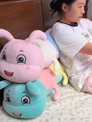 这么可爱的毛毛虫长条抱枕 多彩面料柔软舒适~#毛毛虫 #阔爱炸了 #长条抱枕 #好物推荐