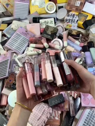 来来来！快来！好多好多的化妆品什么都有～ 赶快来拿！早上7.30开始，宝子们速速直接拿走！#平价彩妆#假睫毛#唇釉#粉底液#腮红