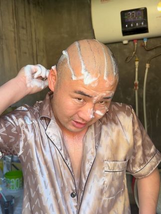 这个剃须刀我用了好几年了,很锋利、现在知道我的头咋这么明了吧、放心拍去吧……