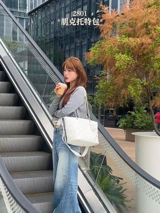 优雅与实用的完美平衡 燕麦色的秋天,手持一杯热拿铁 优雅百搭的菱格纹托特包 送自己的秋冬礼物~ #2801 #托特包 #包包 #国庆穿搭 #包包分享