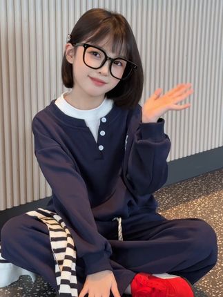 买了买了,就一个女儿,新款披肩#学院风穿搭 #甜系女孩 #套装穿搭 #女童韩系穿搭 三粒扣套装上身太好看了,别人有的咱也要有