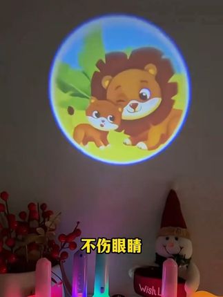 宝宝晚上睡觉总是不让关灯,宝爸宝妈们可以试试这个投影手电筒,灯光温和不伤眼,可以认识很多动植物 数字,还能增进亲子关系#亲子互动 #哄娃神器 #早教玩具