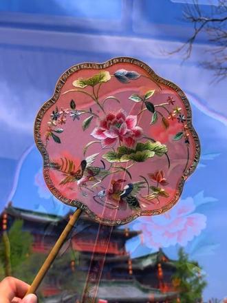 #真实生活分享计划 摇一柄刺绣小扇,褪去尘世浮躁,静享岁月安然。#开封非遗#非遗传承#宋绣#汴绣@抖加🔥上热门🔥dou+🔥热点宝 @抖加上热门