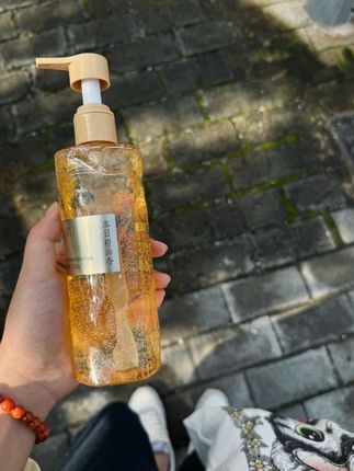 洗个澡,回到那件白衬衫被风鼓起的傍晚 你是否还记得,那个总也做不完习题的漫长夏日? 风扇吱呀作响,窗外是融化的金色光晕。 前排那个少年的白衬衫,被穿堂风微微鼓起, 带着一种干净的、像是被阳光晒透的皂香,混合着一点点青涩的汗意。 那种味道,无关香水,却构成了我们对 “干净”最纯粹的想象。 它叫青春。 如今,我们想把那个下午的阳光、海风和白衬衫,都装进这瓶「落日橙海」里。
