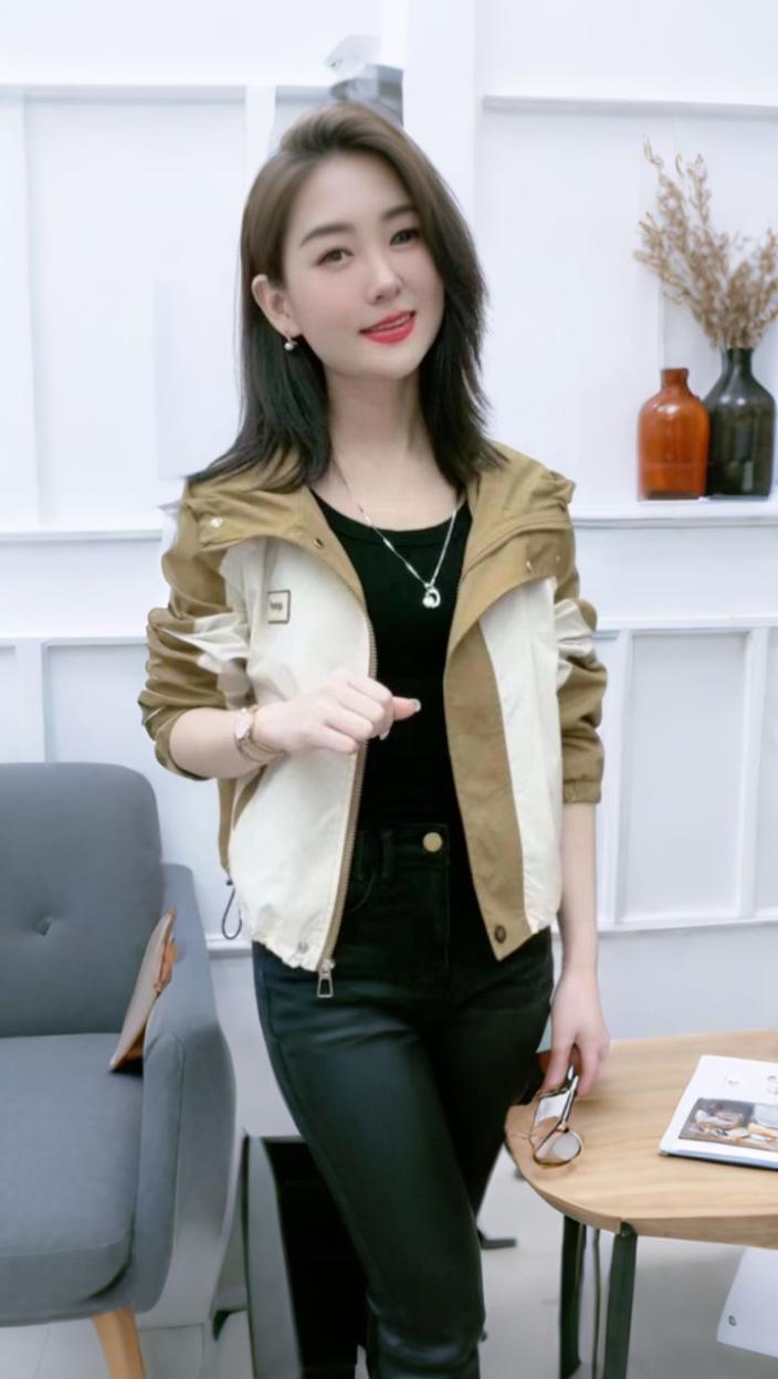 春秋新款冲锋外套。#秋冬穿搭新鲜感在线 #早秋穿搭三分钟出门不是梦 #秋季微胖穿搭测评 #初秋一周不重样穿搭 #秋季不露腿穿搭