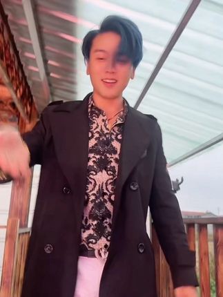 想要被光照亮,先把自己点亮,黑暗最怕自带火种的人。#青年戏曲传播者 #谁说戏曲不抖音