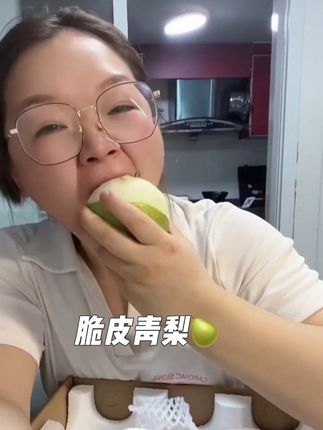我真的好喜欢吃这个梨,皮很薄,肉很细腻,没有渣渣的,清甜多汁,很适合夏天吃啊#脆皮青梨 #梨 #水果