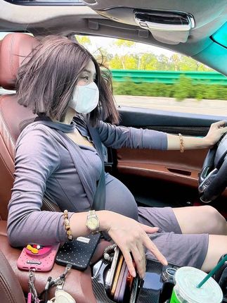 如果婚姻让你寒了心 但是为了孩子不得不继续熬着 那你一定要记住 减少沟通 尤其是无效沟通 有事说事 没事就闭嘴 其次 不要对他抱有期待 不要想着去改变他 因为期待越大 失望就越大 最重要的是多赚钱 多存钱 因为没有首先你要保证自己 和孩子的基本生活 婚姻不是你的全部 走到最后你都会发现 人这一辈子能靠的只有自己