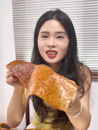 香辣不甜,校门口的味道,童年的回忆,做了20多年的豆皮辣片#爱吃辣 #辣条