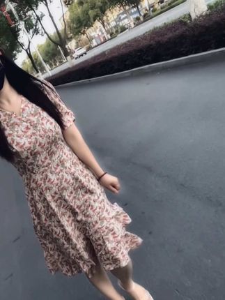 “有人揣着私心让你大度,有人装着糊涂搪塞你的委屈,有人站在自己的立场,指责你为何不迁就,原来人性最浅薄的地方,就是一错抵百好.”……#穿搭