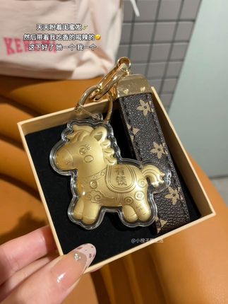 啊啊啊~马上有💸这么好的寓意谁能不爱哇!快和好闺蜜一人一个!#挂饰挂件 #马上有钱钥匙扣 #挂件 #礼物#寓意好物