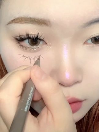 比针还细的#眼线笔 还不会画眼线的姐妹可以试试,这个价格拿来练手也不心疼#眼线教程 #防水防汗不晕染 #眼线笔推荐 #极细眼线笔@抖音小助手 @DOU+小助手