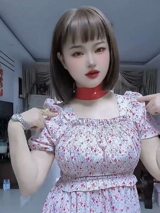 夏天出门一定要带上这条防晒丝巾,它是磁吸扣的设计,非常方便佩戴,而且还是纯色的,可以搭配任何衣服,戴上后不仅能防晒,还能遮盖颈纹提升你的气质,爱美的姐妹们赶紧备上一条吧!#丝巾