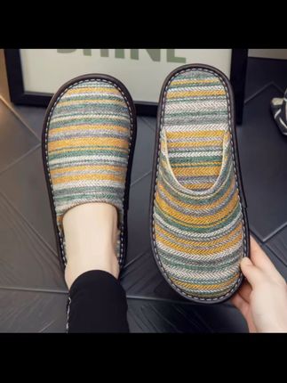 #姐妹们快看,我买到了一双超级舒服的居家棉拖,它这个面料摸起来真的好柔软啊!而且你看它的整个做工走线都特别精细,还有这个小配饰也超可爱,穿上之后真的好舒服呀!这双居家棉拖不仅颜值高还舒服,关键价格也不贵,喜欢的朋友们赶紧点击下方链接抢购吧!