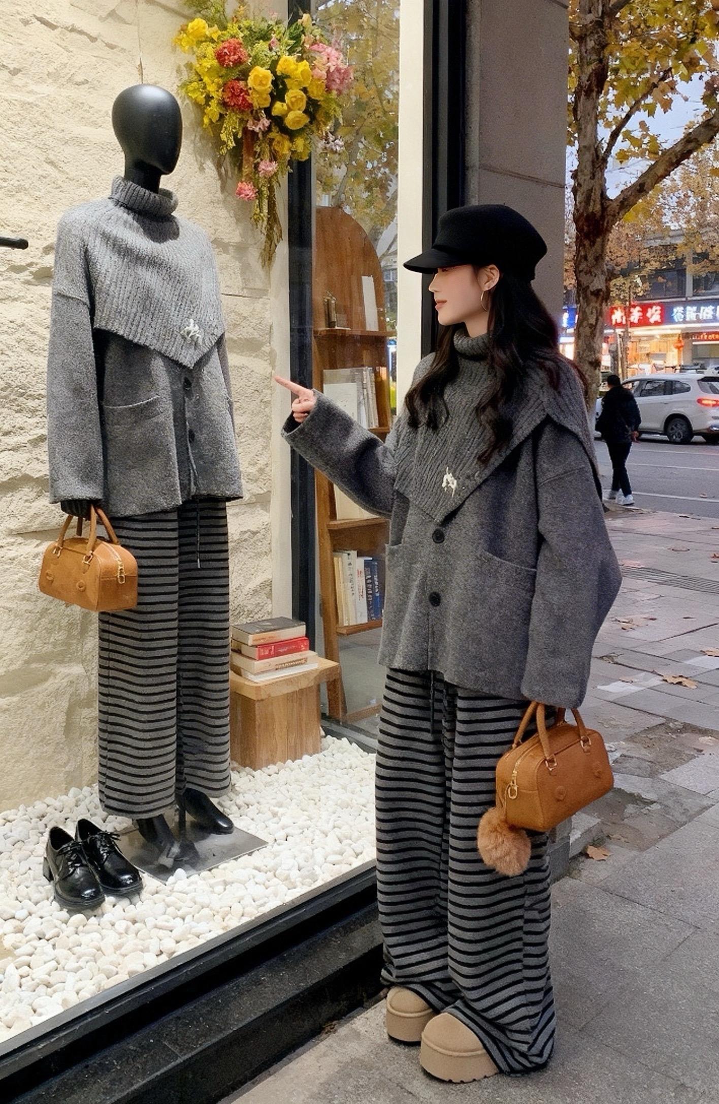 《穿搭复刻记:从橱窗到生活的时尚回响》  林薇路过一家服装店时,被橱窗里那套灰色系穿搭惊艳了——高领针织的温柔、呢子外套的质感、条纹阔腿裤的随性,搭配在一起格外和谐。她果断入手同款,回到家在镜前自拍时,看着镜中与橱窗模特“隔空呼应”的自己,不禁莞尔。原来,时尚的魅力就在于此,从橱窗的灵感,到生活里的穿搭,每一次复刻都是一场属于自己的风格演绎,这个冬天,她要带着这份穿搭自信,走出独属于自己的时尚步调。#秋冬穿搭 #一个身体两个心跳 #孕妇 #孕期囤货 #孕期穿搭